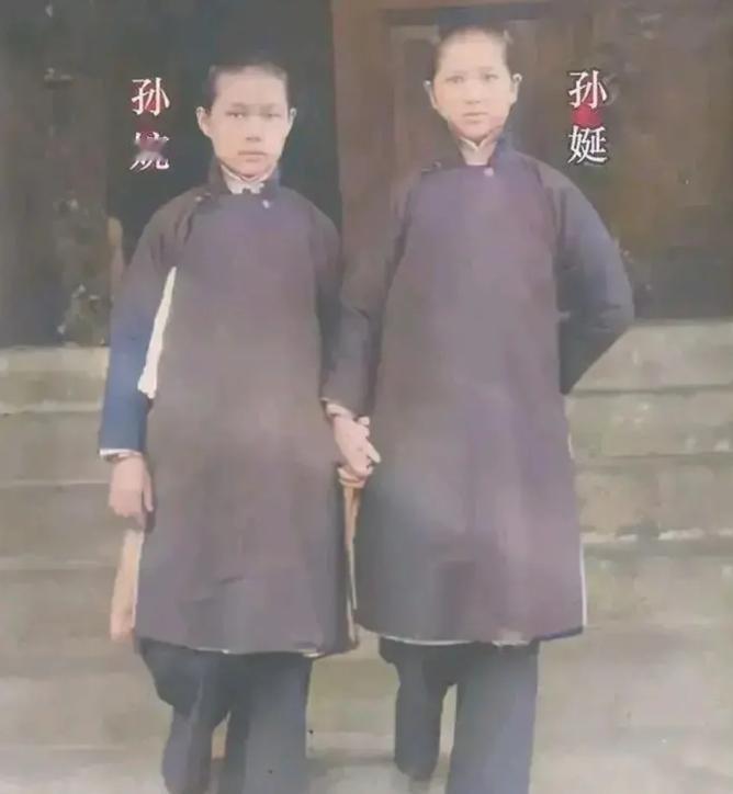 1912年，孙中山的两个女儿，一张罕见的合影。照片里穿深色旗袍的少女微微抿着