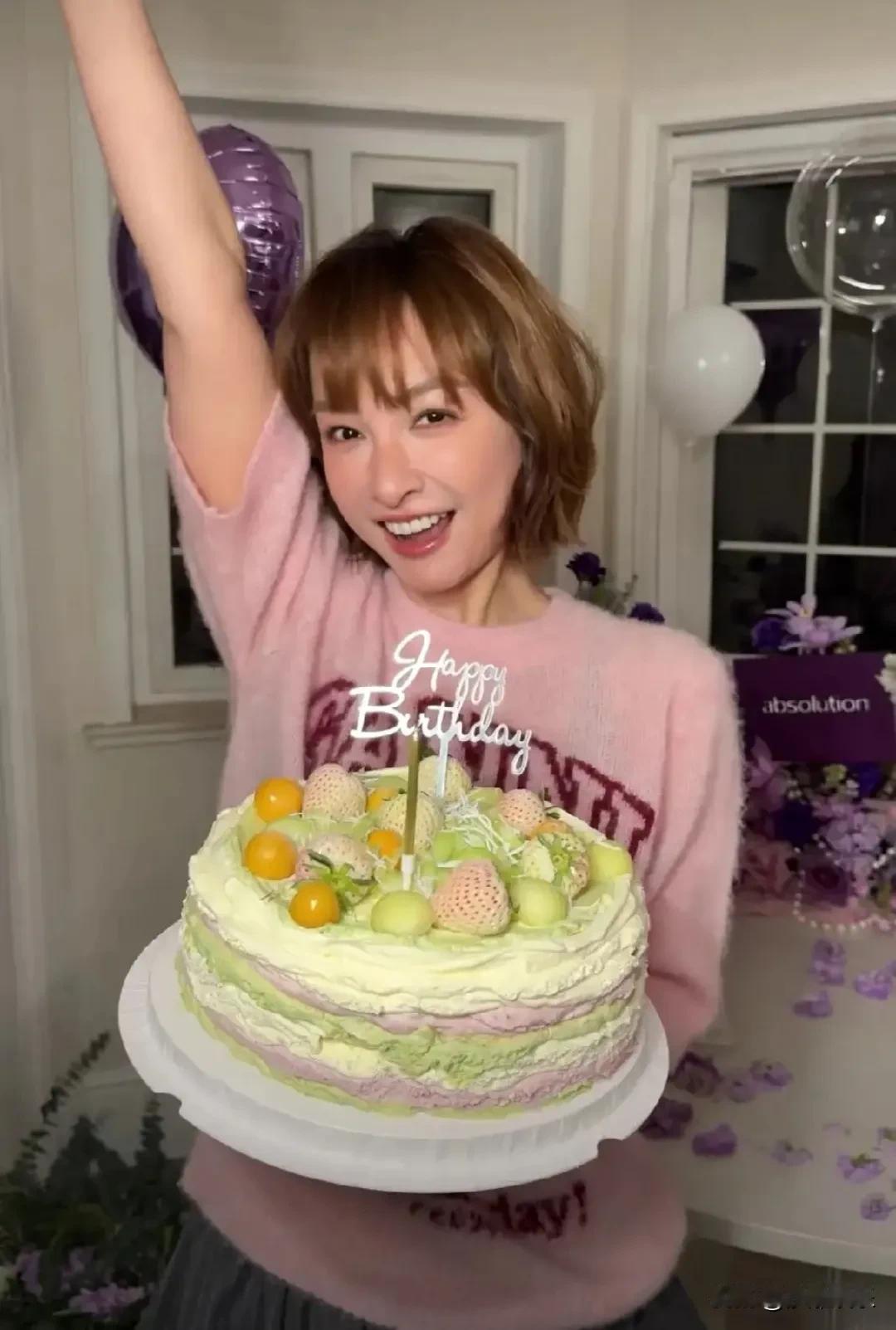 吴昕今天43岁生日了，她把自己打扮得粉粉嫩嫩，戴着可爱头冠，少女感拉满。看状态，