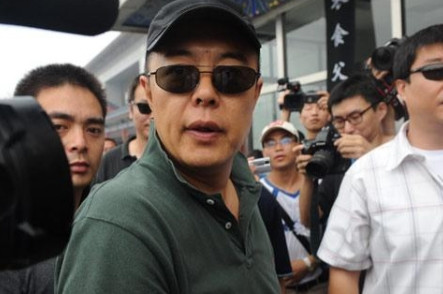 2009年，老戏骨李丁去世，张国立等好友一片哀伤，没想到邓超来了之后，张国立就对