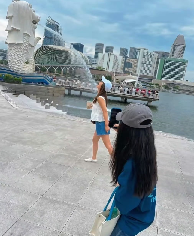 49岁林心如晒和50岁徐若瑄在新加坡游玩，合影，两位姐姐状态真好，活泼可爱，宛如