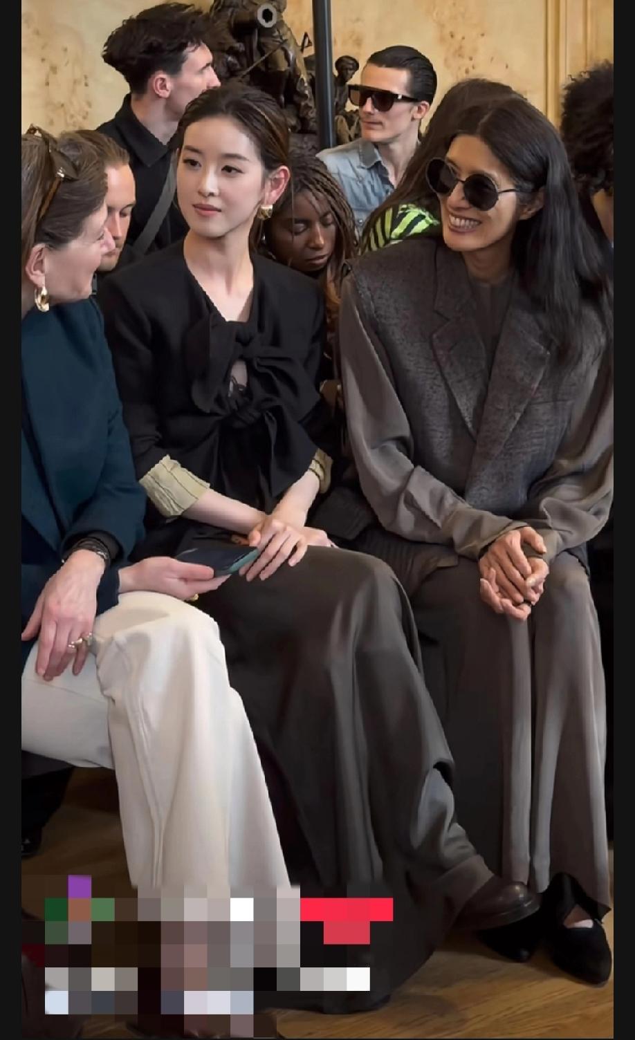 章泽天现身UmaWang巴黎秀现场，和一众国际名媛谈笑风生！“奶茶妹”应该是