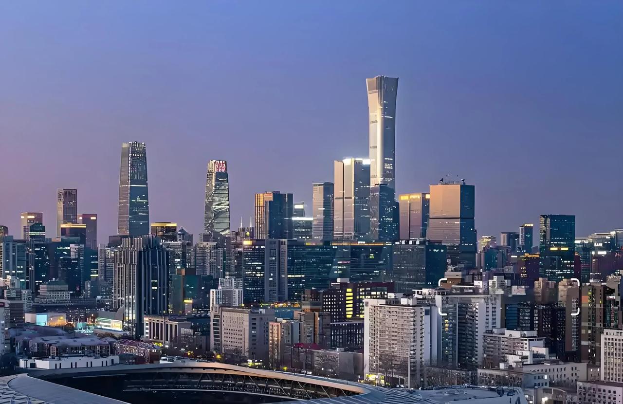 中国薪酬之巅：解析十大高薪城市的财富密码当夜幕降临，上海陆家嘴的摩天楼群亮起