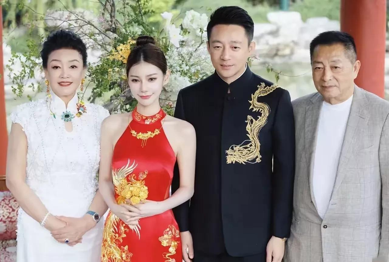 汪小菲婚礼现场，其生父汪则翰帅气出场，引爆娱乐圈！原来“京城四少”之一的汪小菲父