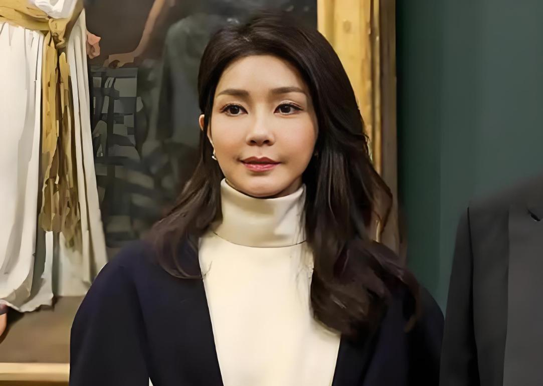 这不是巧合，这就是刻意？“高冷但娇滴滴”的韩国前第一夫人金建希被逮捕，尹锡悦夫妇