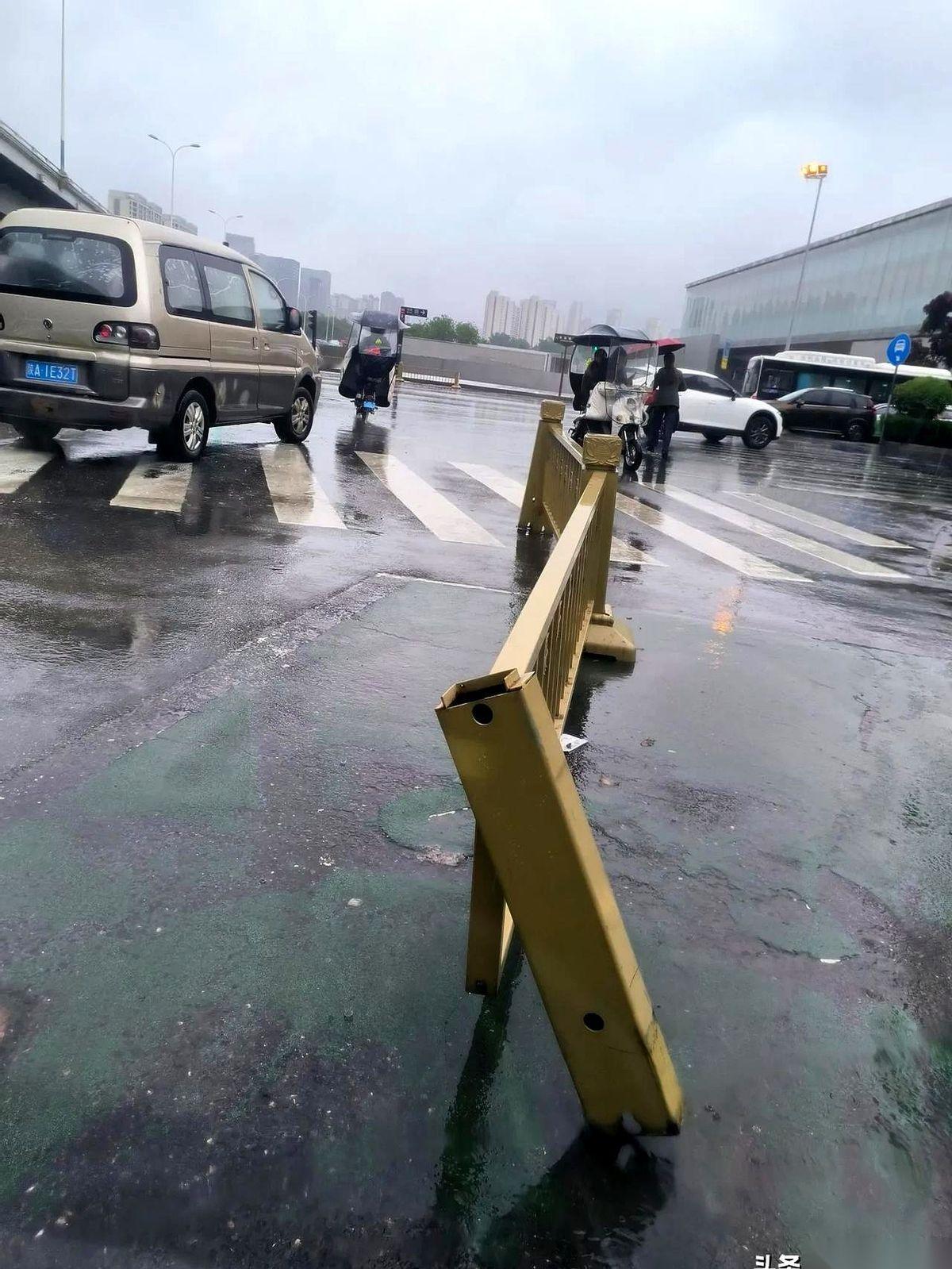 西安街头突然冒出一排“地钉”，直接把不少老司机的坏毛病给治了。这种刚装上的机动