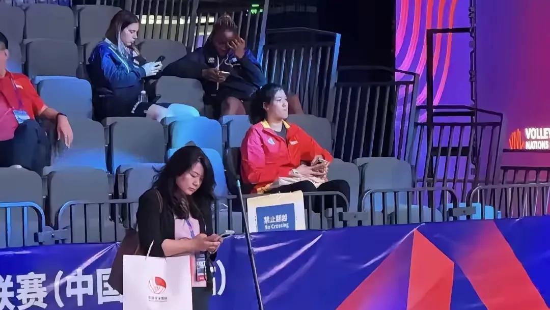 李盈莹看台观战最关注的是什么？我认为一是二传张籽萱，二是主攻位置上的几名球员。关