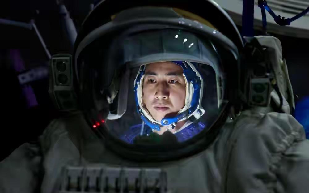 今晚,神舟二十一号升空了。张陆带队,武飞上天——他才二十出头,中国最年轻的航天