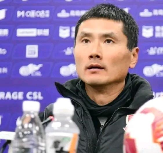 中国足球就是一块烫手的山芋，没有人愿意接，也没有人敢接。即然邵佳一愿意接，也敢接