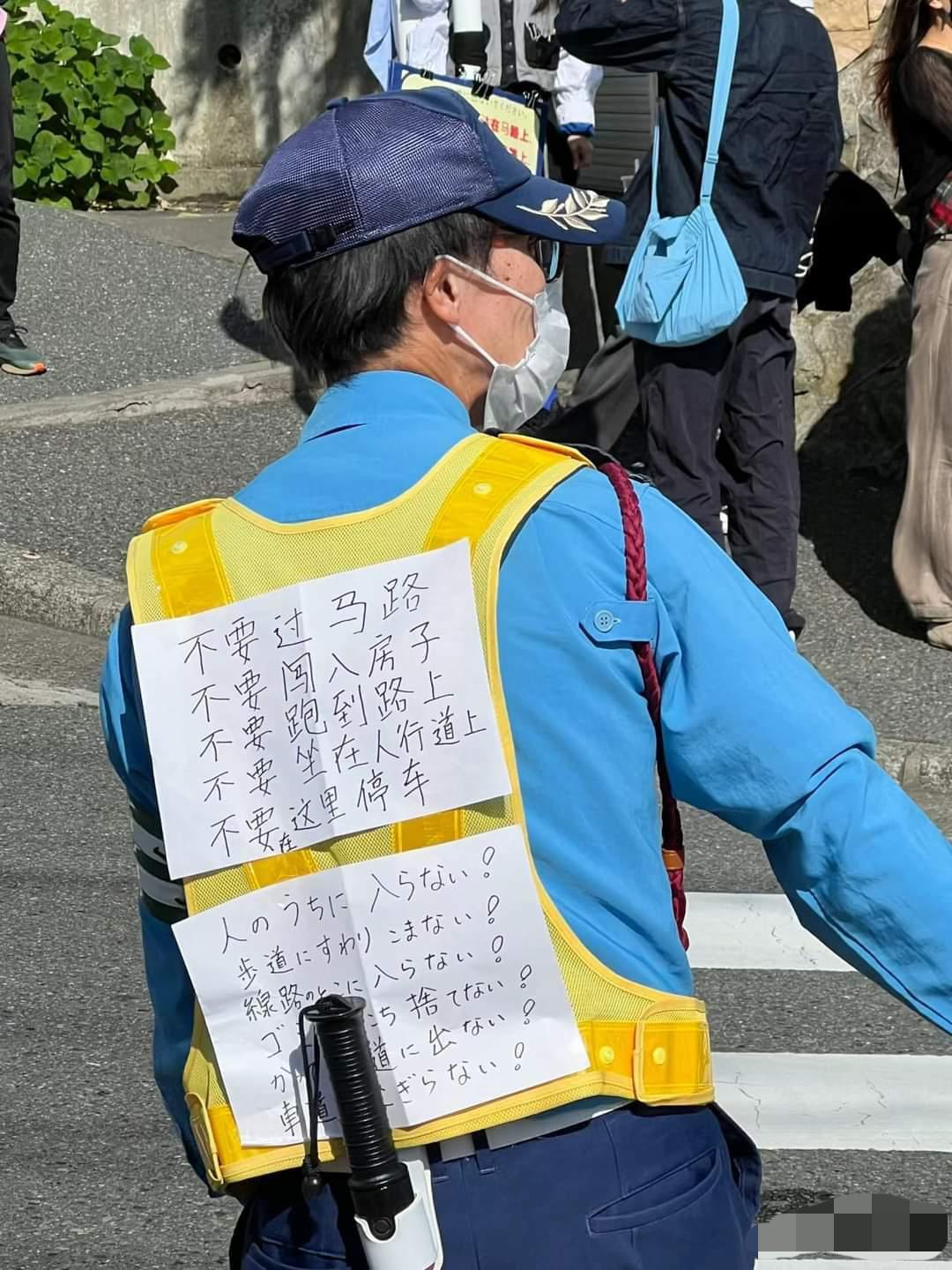 日本人：你看我们贴心吧？我就想问，日本交警都这样了，你说我们还拼命往日本挤破头