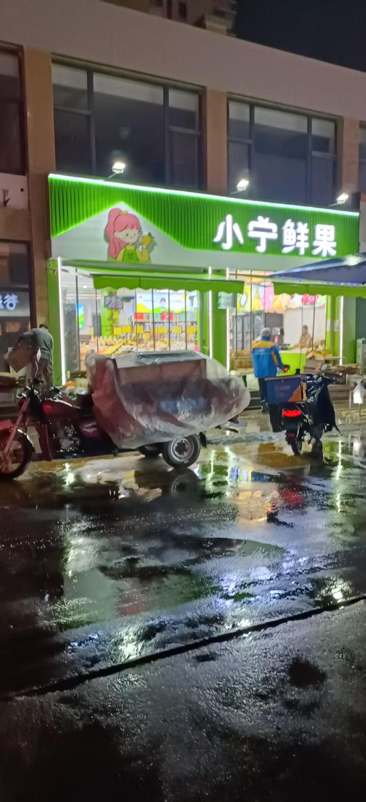 丽景路的公共车位，成了个别商家的私人车库。地锁一锁，车一停，一停就是几个月。