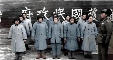 四平战役沈阳国军的俘虏营1948年，东北野战军的13名女战士被国军俘