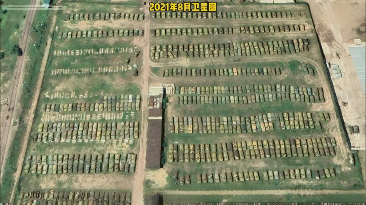 这是俄罗斯远东乌兰乌德第227军事装备储存基地，2张图片分别是开战前的2021年