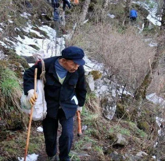 四十多年前，我在新疆天山脚下遇到个奇事儿。那天大雪封山，我借住在牧民家，看见他