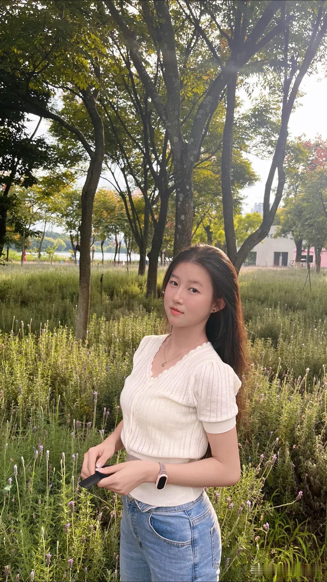 清晨的第一缕光，亲吻脸颊，唤醒活力。校园里奔跑的身影，是青春最美的注脚。