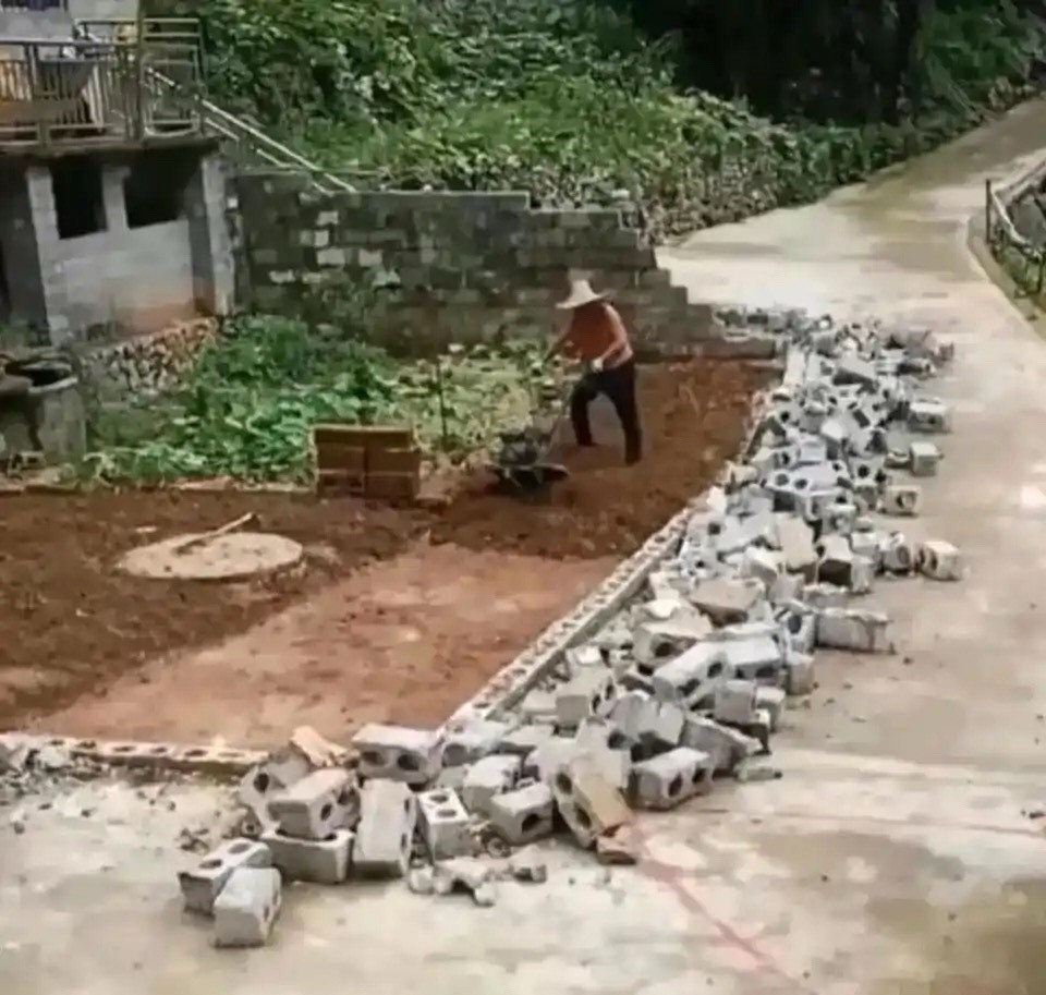 有人说农村人真没格局！修路造福于民，让出三尺地又如何？你觉得呢