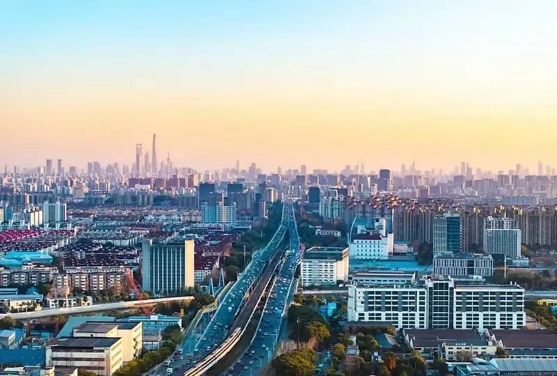 在上海买套三房，价格差别可大了，关键看你选哪个区。市中心像静安、黄浦、长宁
