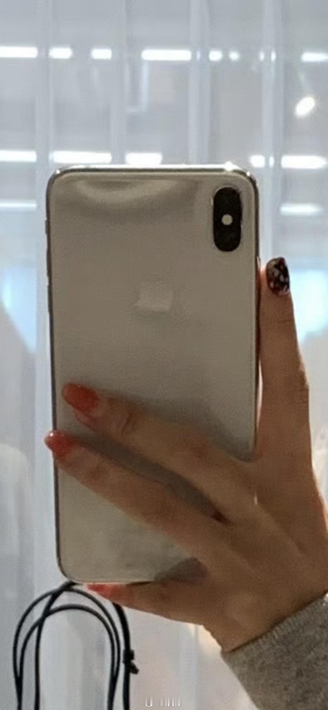 刷到一个好看的小姐姐还在用iPhoneXs。