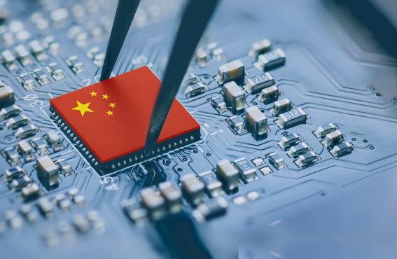中美之间已经没有回头路了。美国掐着中国的芯片、结算和高端设备，中国卡着美国的关键