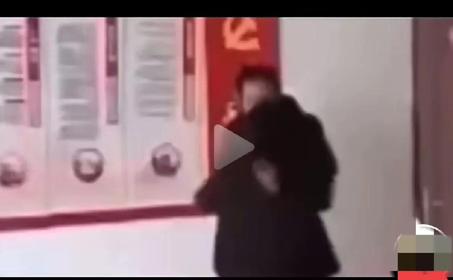 又是办公室恋情，男女拥抱完后，女人先出门。男人走到角落才发现上方的监控，吓得大