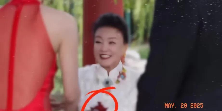 马筱梅给婆婆敬茶，汪大爷就在一旁看着，眼神一直都没离开过儿媳，生怕错过什么。随后