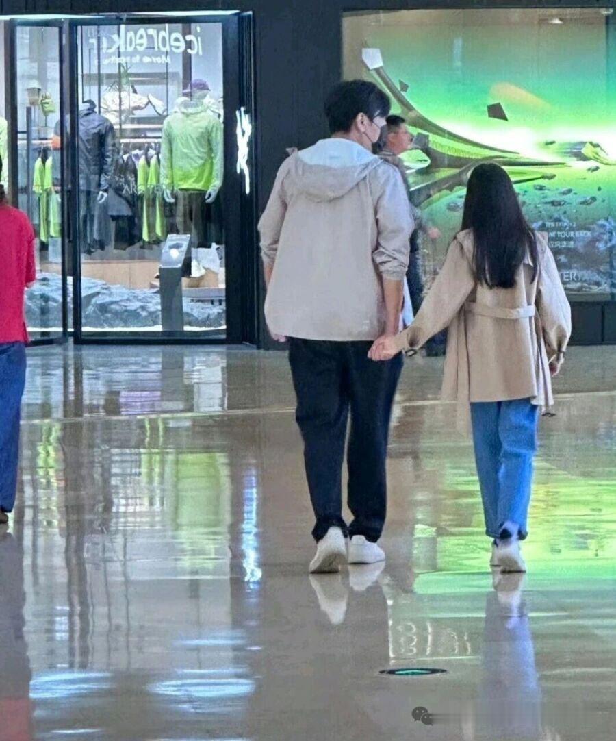 秦昊9岁女儿身高冲上热搜！“女儿奴”日常笑晕人，为女儿选项链被夸太会了