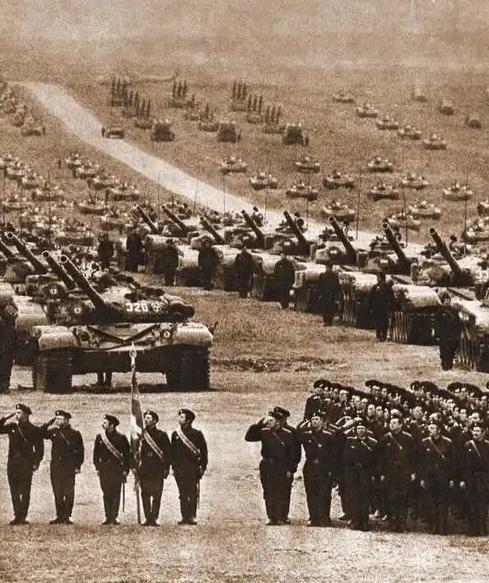 苏军为什么没有被德军耗尽人力？这么说吧，苏联其实是和德国一起死的，只不过苏联晚了