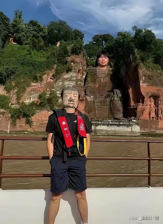 不作就不会死！把头和乐山大佛互换，这波“绝活”玩大了！最近，网上流传的一张图