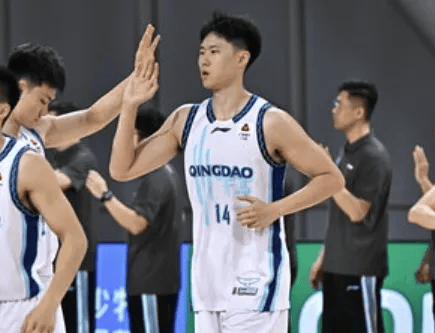 青岛队记: 主帅刘维伟此前一度担心赵嘉义能否保证系统训练