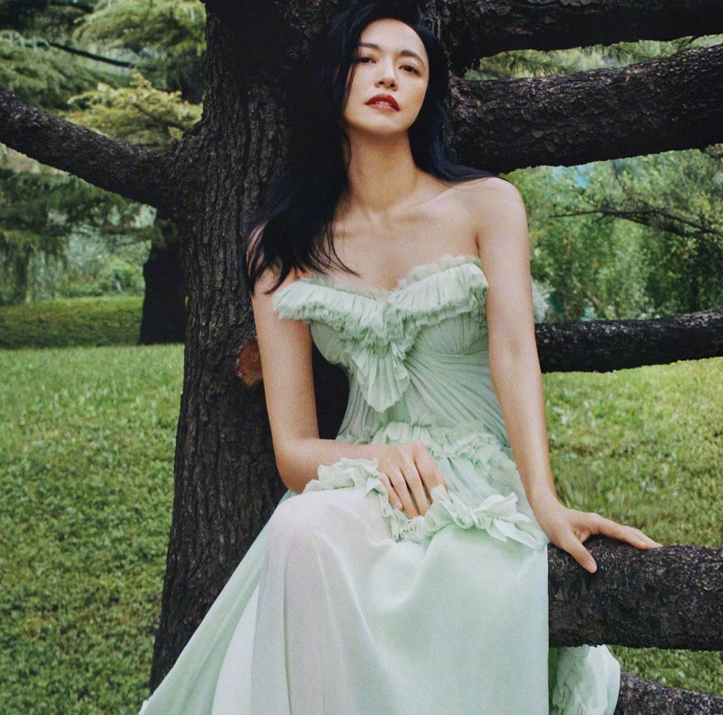 姚晨和曹郁官宣离婚后。她的第一段感情又被挖出来了。同样是离婚，姚晨这两次