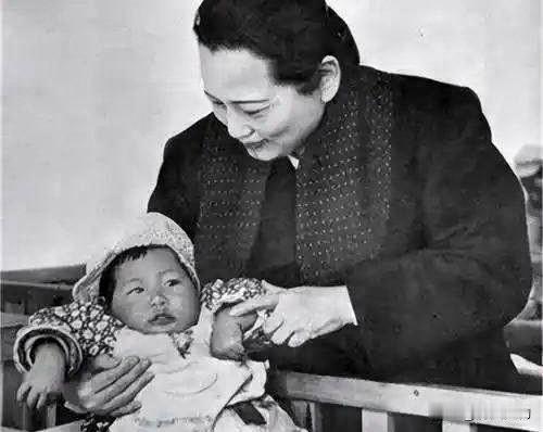 1906年，上海虹口，宋子安降生，他比二姐宋庆龄小十三岁。父亲宋耀如作为孙中山的