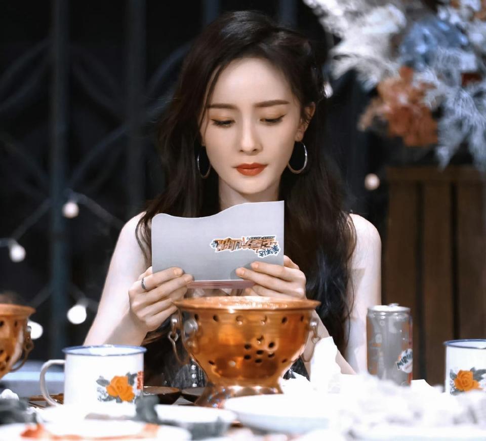 杨幂无缘金鸡奖？这波瓜吃得我满脑子问号！“粉丝爆料杨幂无缘金鸡奖”的消息，我第一
