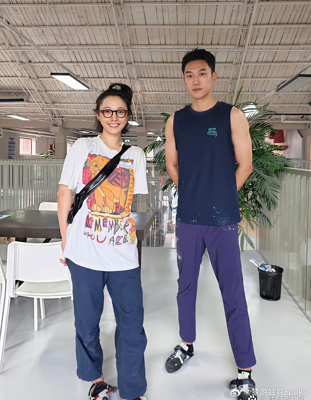 42岁白百何在北京攀岩馆被偶遇，她的穿衣打扮低调随性，头发有点乱糟糟的，完全不在意明星形象。她的状态