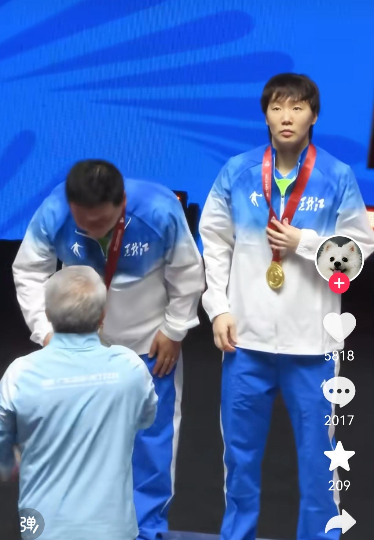 说实在的，看到王曼昱颁奖时那无奈的眼神，是真挺让人心疼的！全运会上她明明拿了女