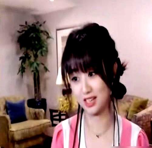 柯洁直播被韩国裁判气哭，嗓子都劈叉了。战鹰扭头就学那哭腔，还嫌弹幕礼物太花