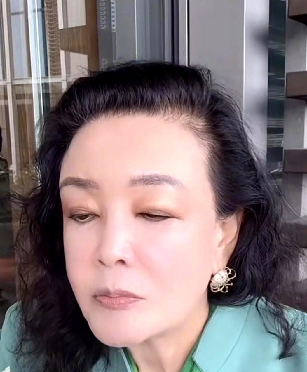 汪小菲在几十万人面前砸飞马克笔，眼珠通红连吼三句我妈乱发视频。转个背，他却给新岳