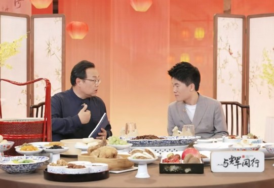 满场的鲜花。满屏的弹幕。汇成一句话：与辉同行一路光明！ 不论咖位多高，依然不