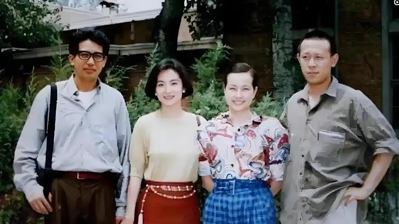 这张照片拍摄于1990年，上面是两对情侣！刘晓庆和姜文，林青霞和秦汉。从照片