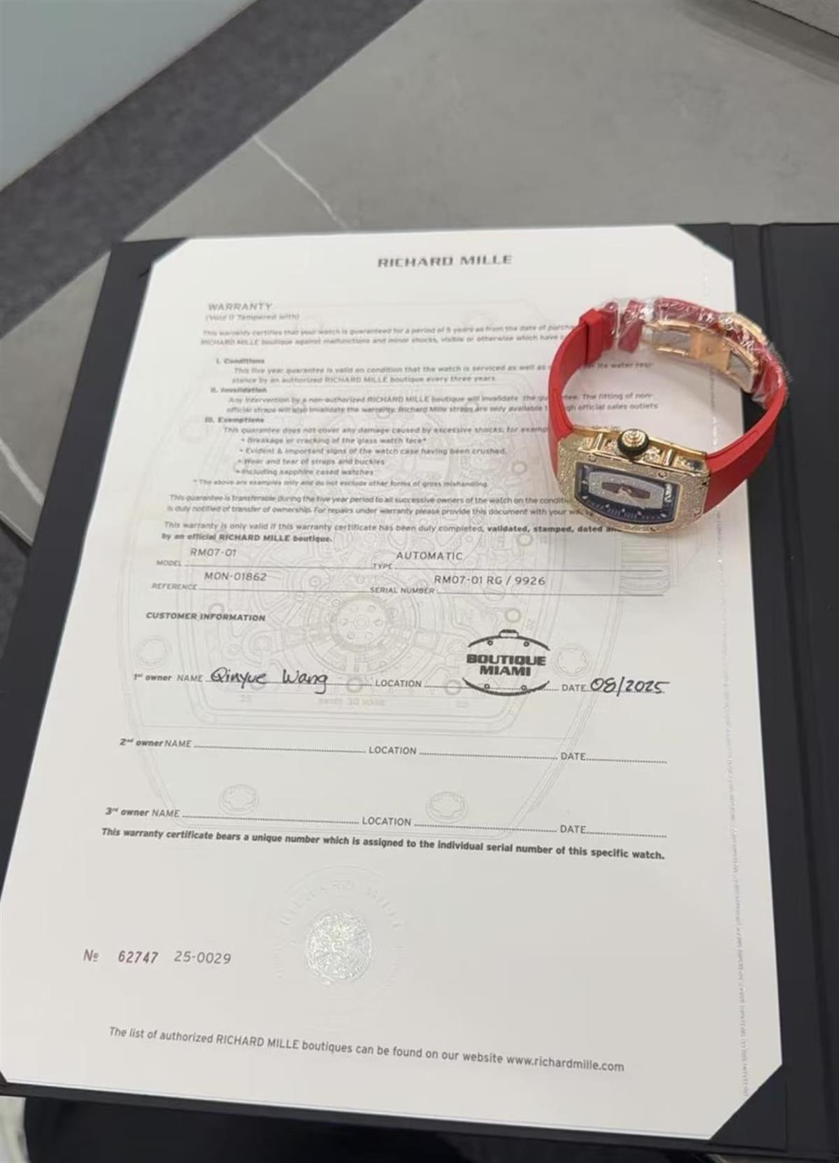 北京，女子乘坐飞机从柬埔寨到北京，350万的手镯和手表丢失，她愿意悬赏100万寻