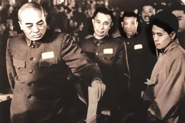 粟裕担任总参谋长后，和国防部长彭德怀的关系很紧张。毛主席要求粟裕有事向他报告，粟