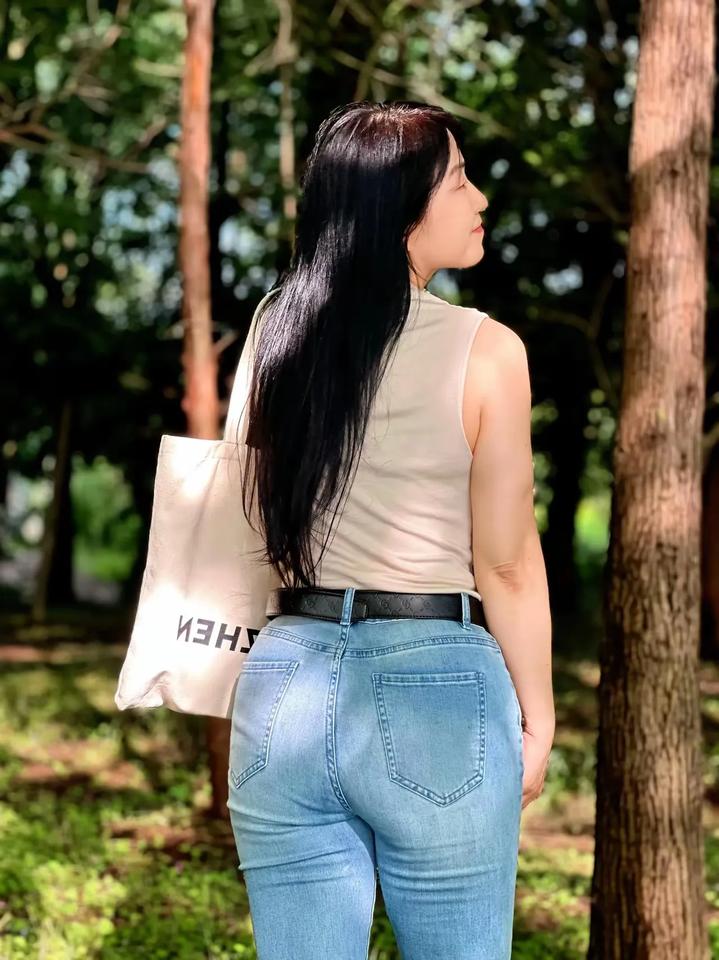 长发牛仔裤美女，夏日森林漫步，清新自然穿搭女人最美的姿态是什么分享美女穿搭服饰