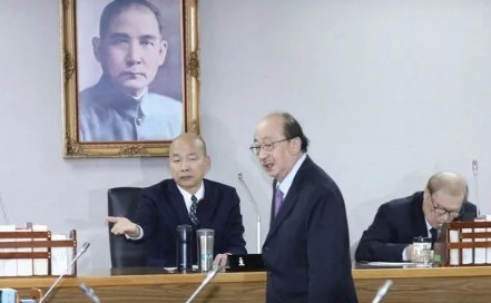柯建铭拍桌抗议韩国瑜道歉了民进党团总召柯建铭休息沉淀数周后，8日强势回归