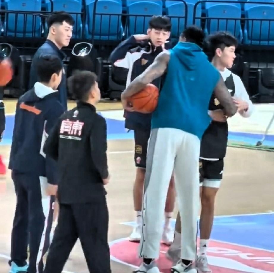 莫兰德偶遇踩场的广东男篮，全队都握手寒暄，唯独没看到徐杰，可能是个子太小不起眼的