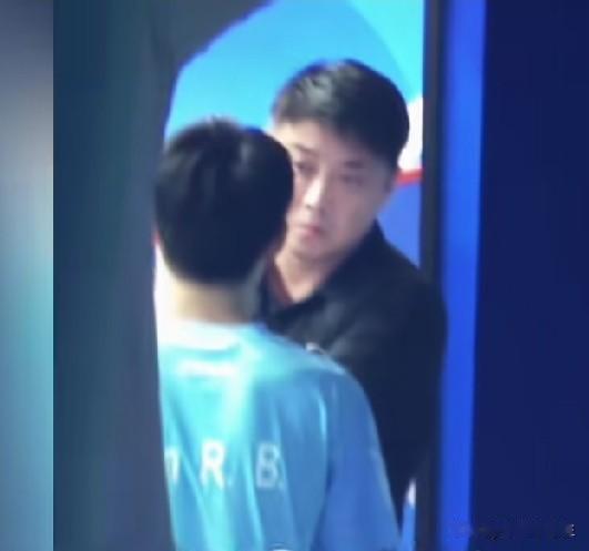 王皓为何偷偷指导林诗栋/温瑞博？全锦赛，林诗栋/温瑞博开局就输了，第一局
