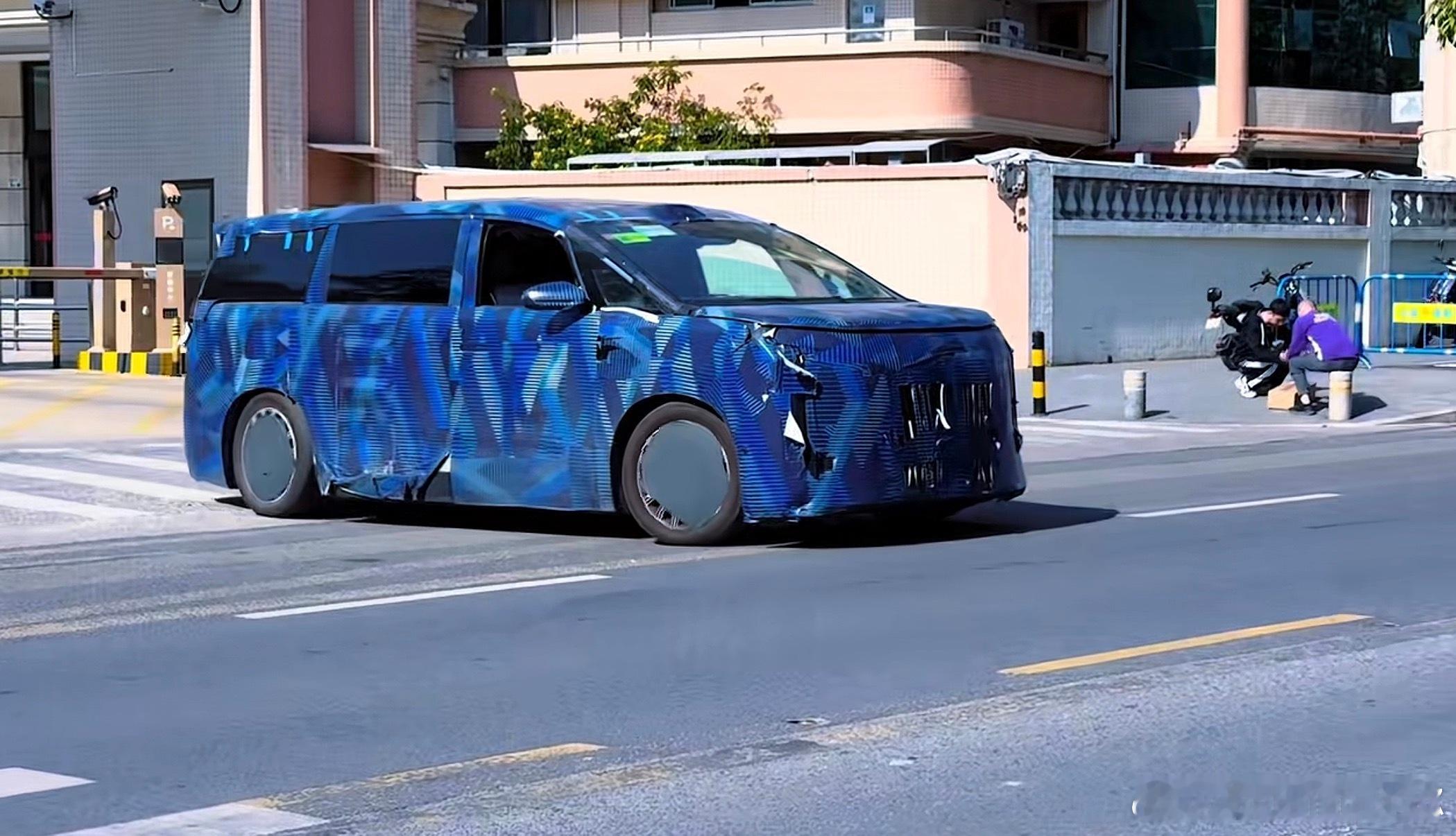 腾势D9L，依旧是大盾脸，车子更长了，带后轮转向，顶级旗舰MPV腾势d9汽车资讯