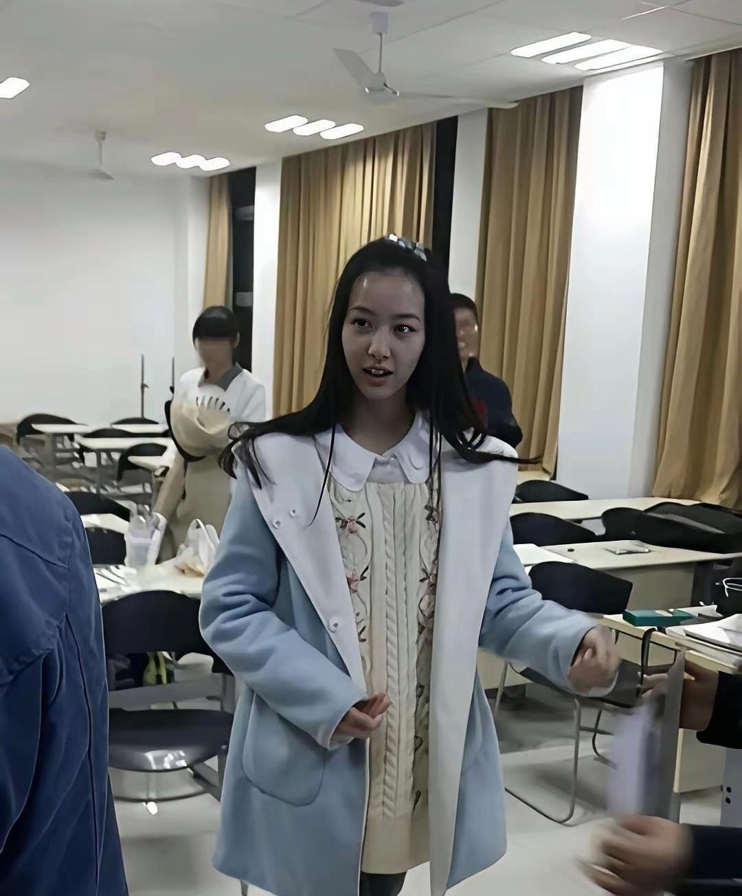 陈都灵上大学那会儿，确实‍是校花‍‍。一张‌‌﻿素‌颜‏‍，就‎把好‏‍‏多人比