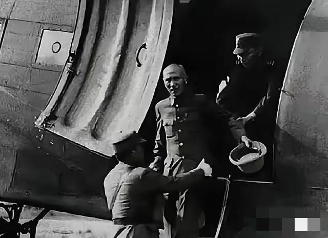 1949年8月29日，李宗仁从广州乘飞机来到台北去见蒋介石。见面后，李宗仁表示：