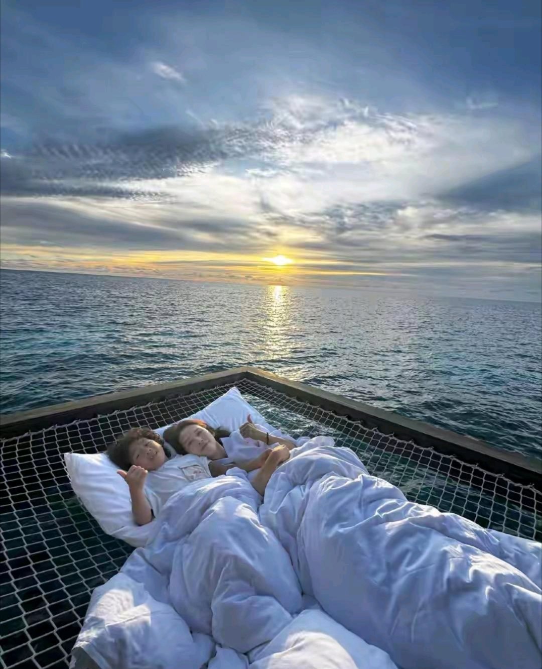 蔡少芬和小儿子海岛度假，这听着海浪看着风景，太悠闲温馨了