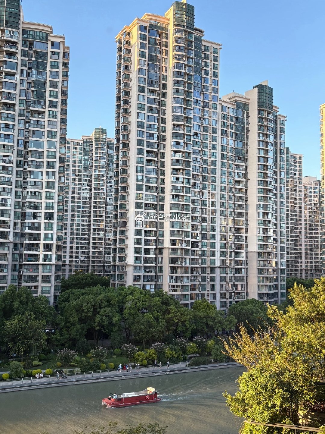 中远两湾城这个小区从外立面就能看到有相当长的房龄了，但是整个阳台包括封窗及小区的规整度还是非常不错的