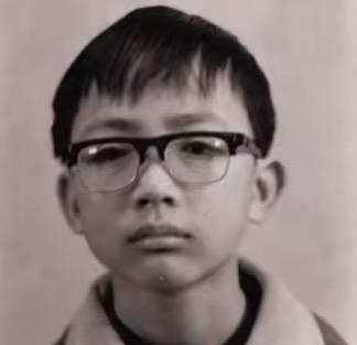 1988年，15岁赖宁因扑救山火牺牲，随后他的故事被收入教材。可是2012年又将