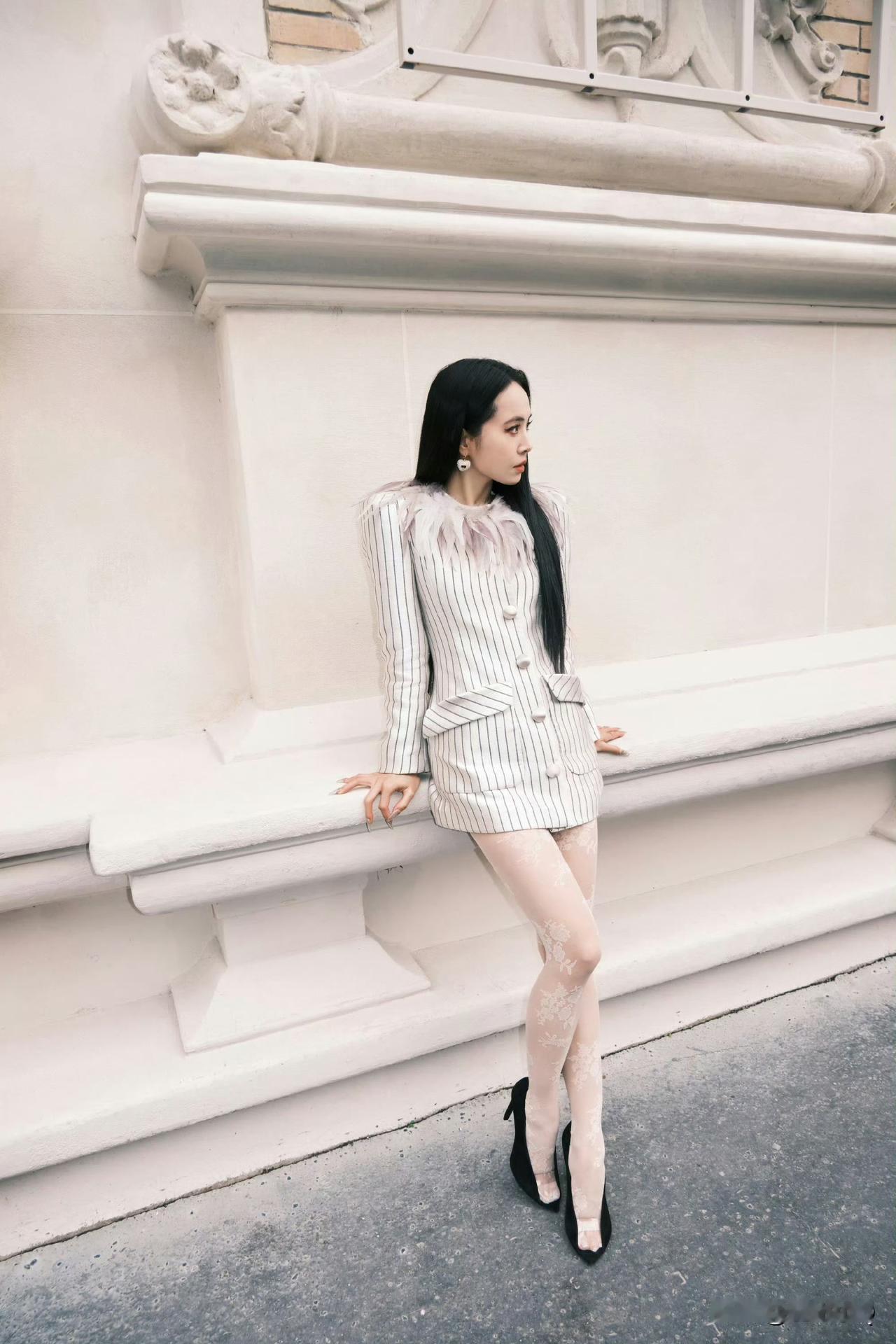 真替蔡依林捏一把汗，脚上的高跟鞋设计像芭蕾舞鞋，受力点都集中在前脚，走路能踩得稳